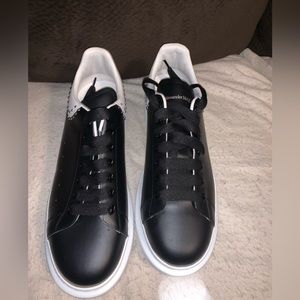 Size 12 is men’s shoe barely worn
